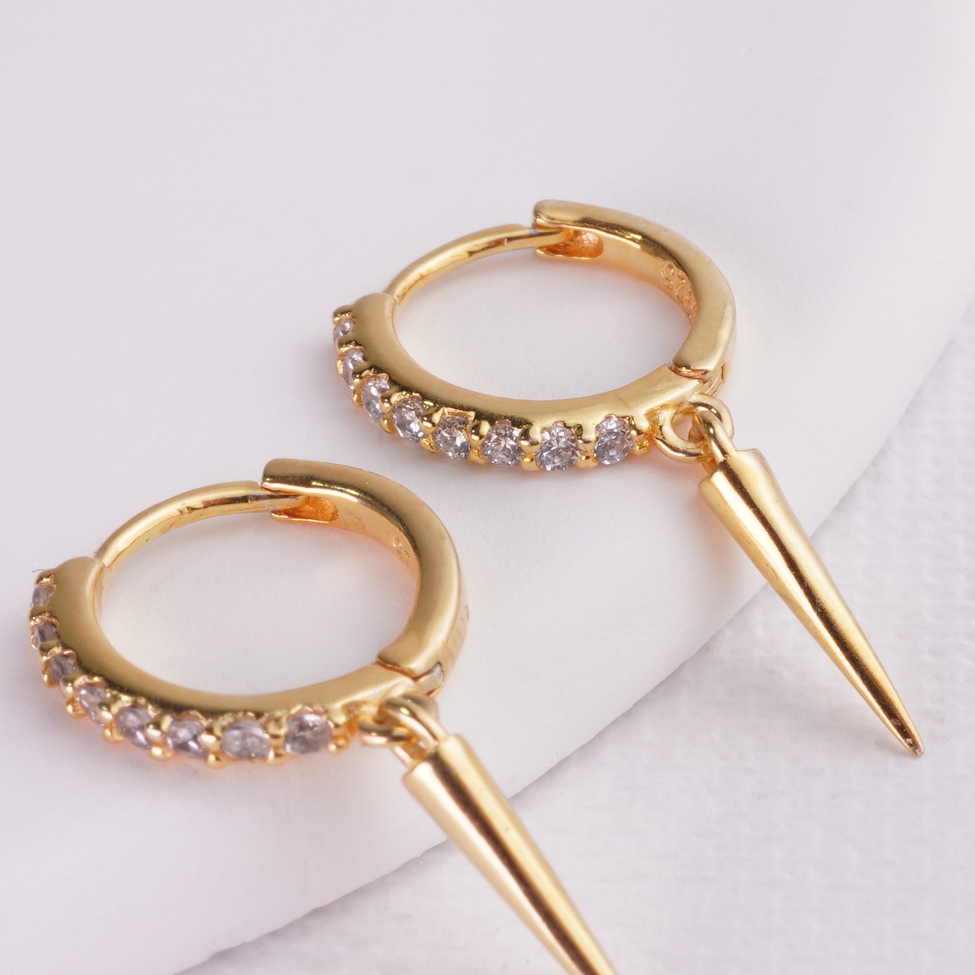 INAGIO 14K gold plated silver diamond Dagger hoop set