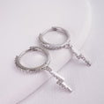 Încărcați imaginea în vizualizatorul Galerie, inagio 925 silver diamonds lightning hoop set
